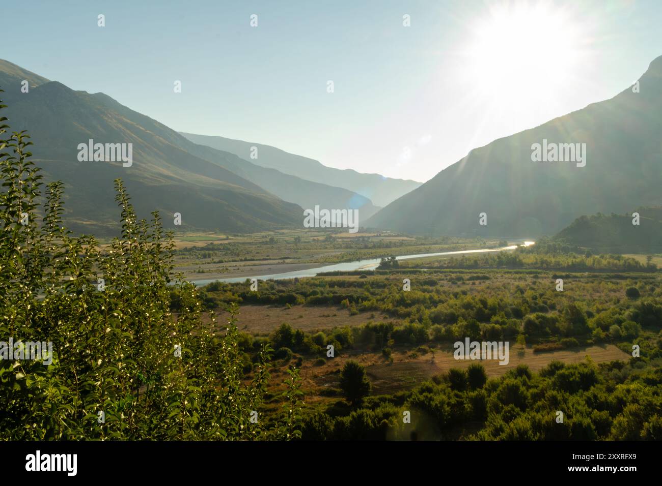 Hügel und Flusstal Panorama Stockfoto