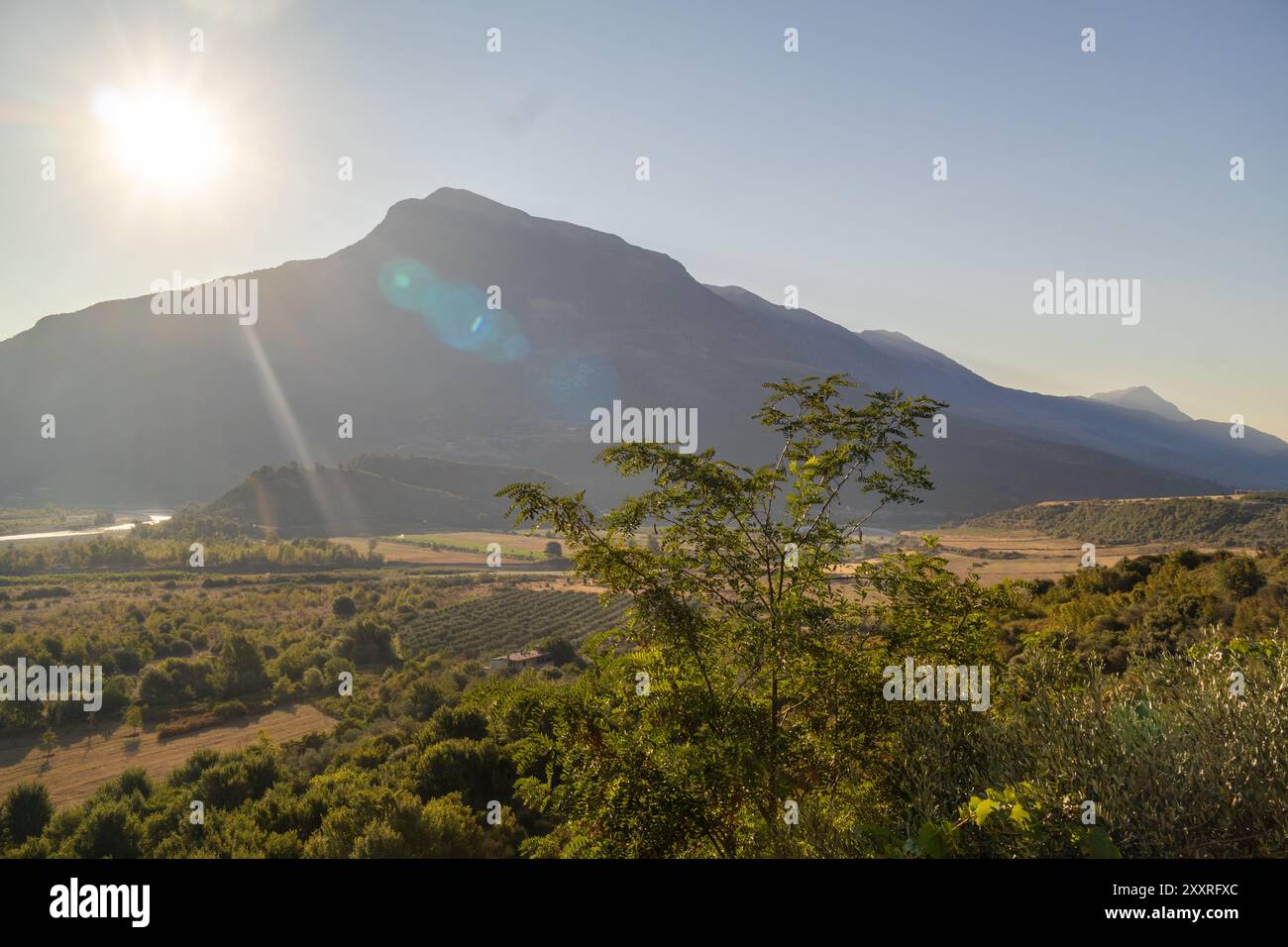 valley River, Sonne und Hügel Stockfoto