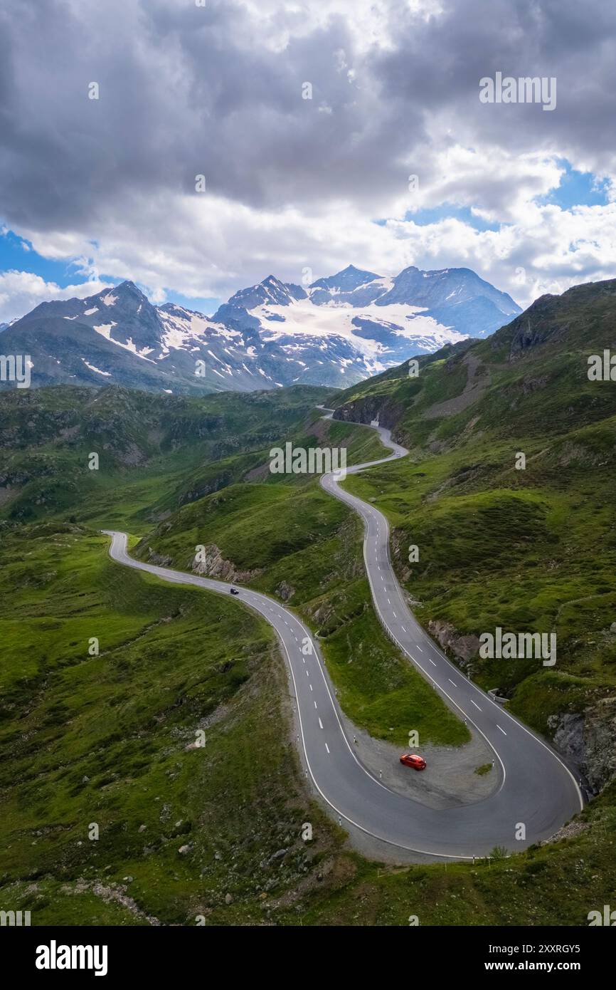 Aus der Vogelperspektive eine Haarnadelkurve am Berninapass, Graubünden, Engadin, Schweiz. Stockfoto