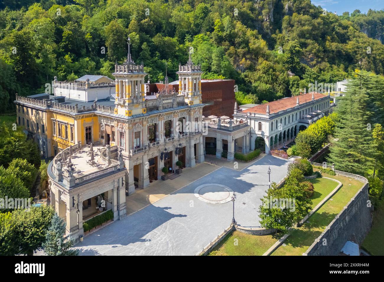 Aus der Vogelperspektive des Freiheitsgebäudes des Casinò San Pellegrino Terme. San Pellegrino Terme, Val Brembana, Provinz Bergamo, Lombardei, Italien. Stockfoto