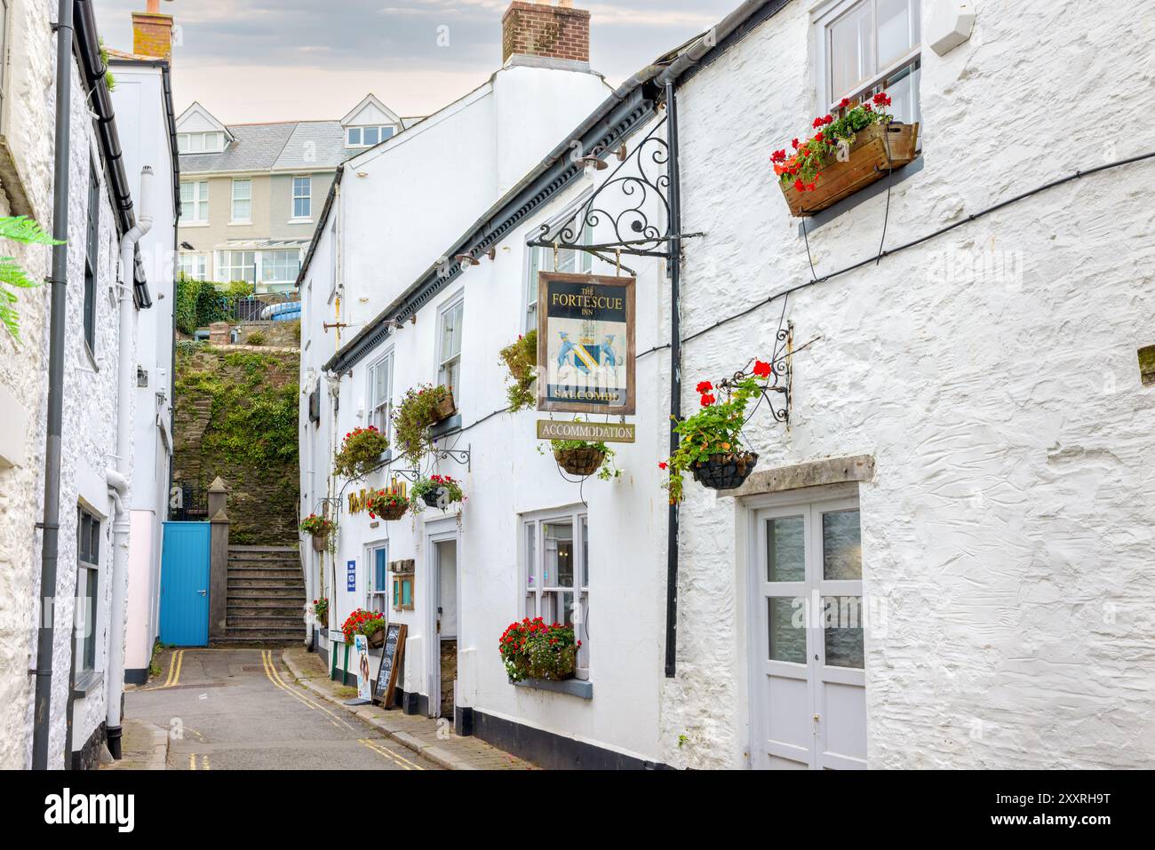 Weiße Fassaden von Gebäuden in der Union Street im Stadtzentrum von Salcombe. Devon, England Stockfoto