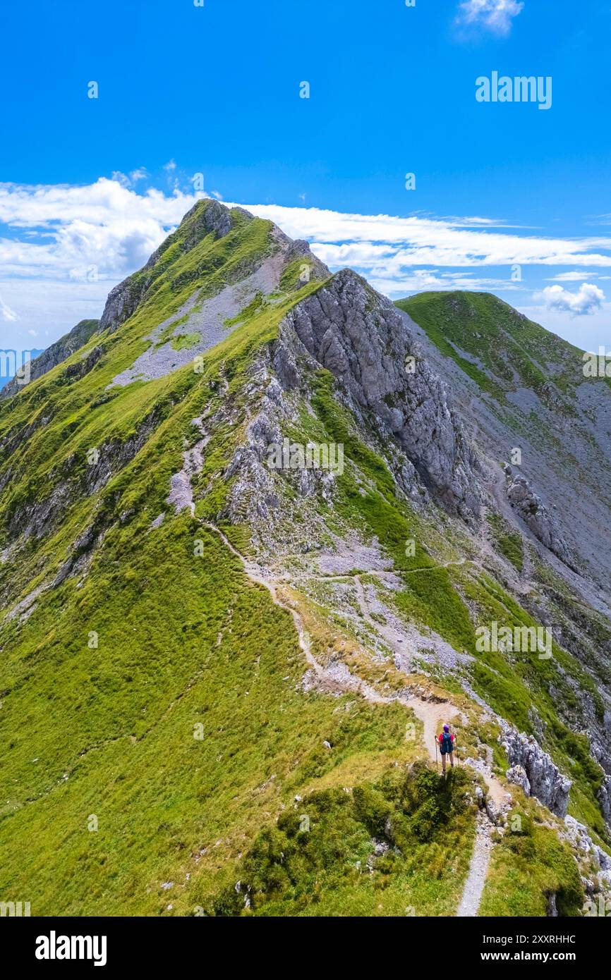 Luftaufnahme der Presolana im Sommer vom Passo Pozzera. Castione della Presolana, Val Seriana, Bezirk Bergamo, Lombardei, Italien. Stockfoto