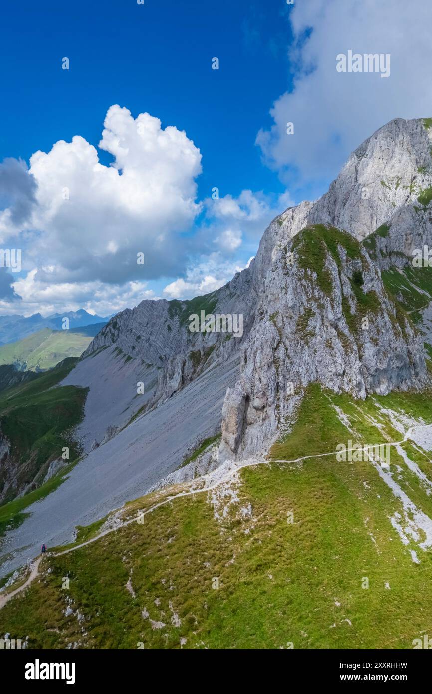 Luftaufnahme der Presolana im Sommer vom Passo Pozzera. Castione della Presolana, Val Seriana, Bezirk Bergamo, Lombardei, Italien. Stockfoto