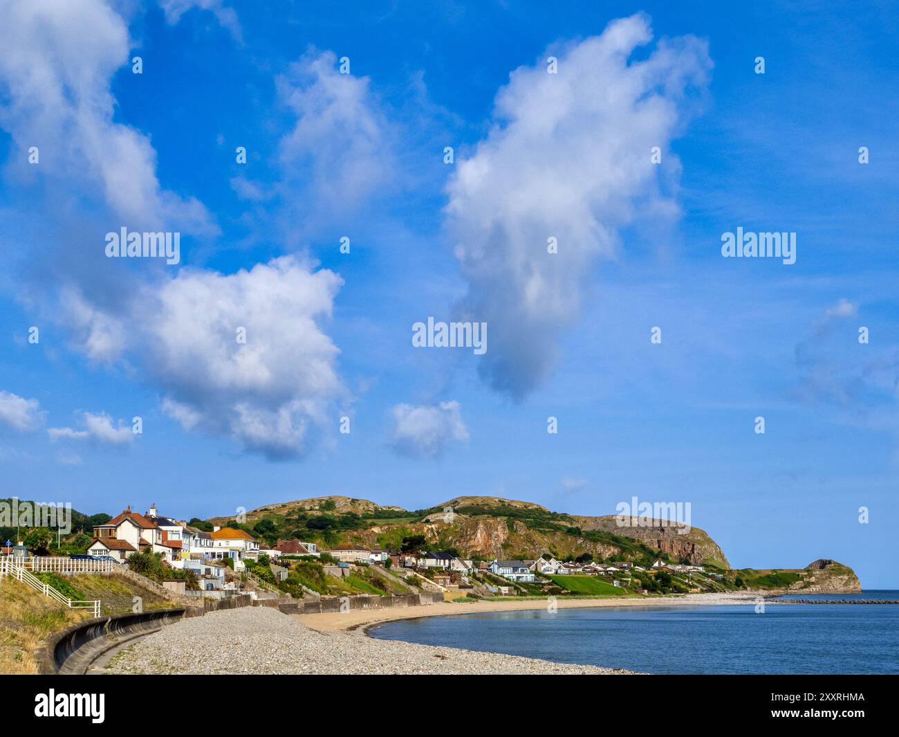 Penrhyn Bay, Conwy, Wales, Großbritannien - Penrhyn Bay an einem wunderschönen Sommertag. Penrhyn ist die nächste Bucht von Llandudno und sitzt unter... Stockfoto