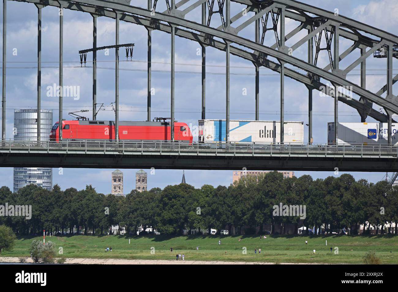 Kölner Südbrücke mit Güterzug der DB über den Rhein mit Binnenschiff eine Eisenbahnbrücke, sie wird überwiegend für den Güterverkehr in Anspruch genommen. *** Kölner Südbrücke mit DB-Güterzug über den Rhein mit Lastkahn Einer Eisenbahnbrücke, sie wird hauptsächlich für den Güterverkehr genutzt Stockfoto