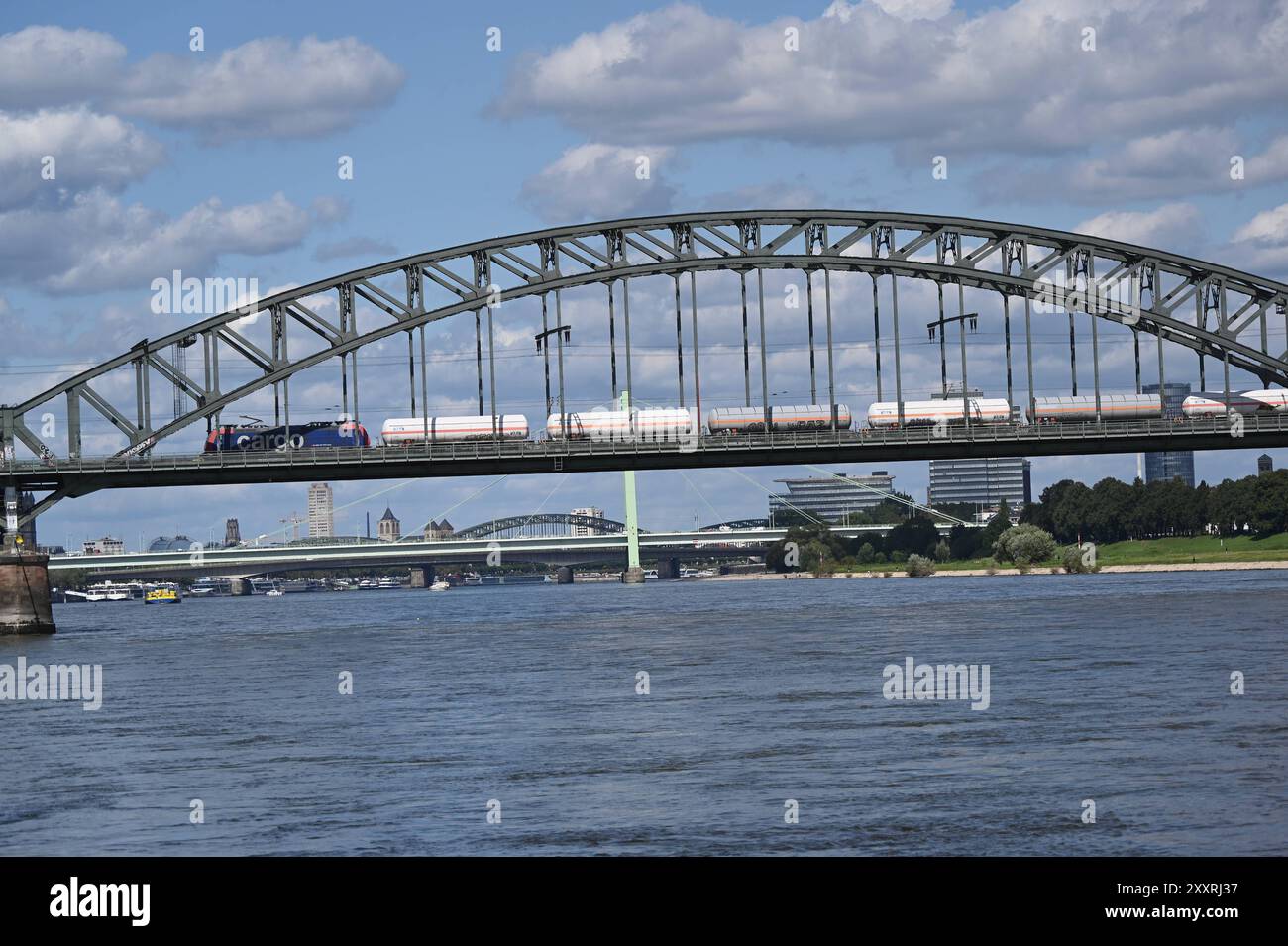 Güterzug auf der Kölner Südbrücke über den Rhein. Eine Eisenbahnbrücke, sie wird überwiegend für den Güterverkehr in Anspruch genommen. *** Güterzug auf der Kölner Südbrücke über den Rhein Eine Eisenbahnbrücke, die hauptsächlich für den Güterverkehr genutzt wird Stockfoto