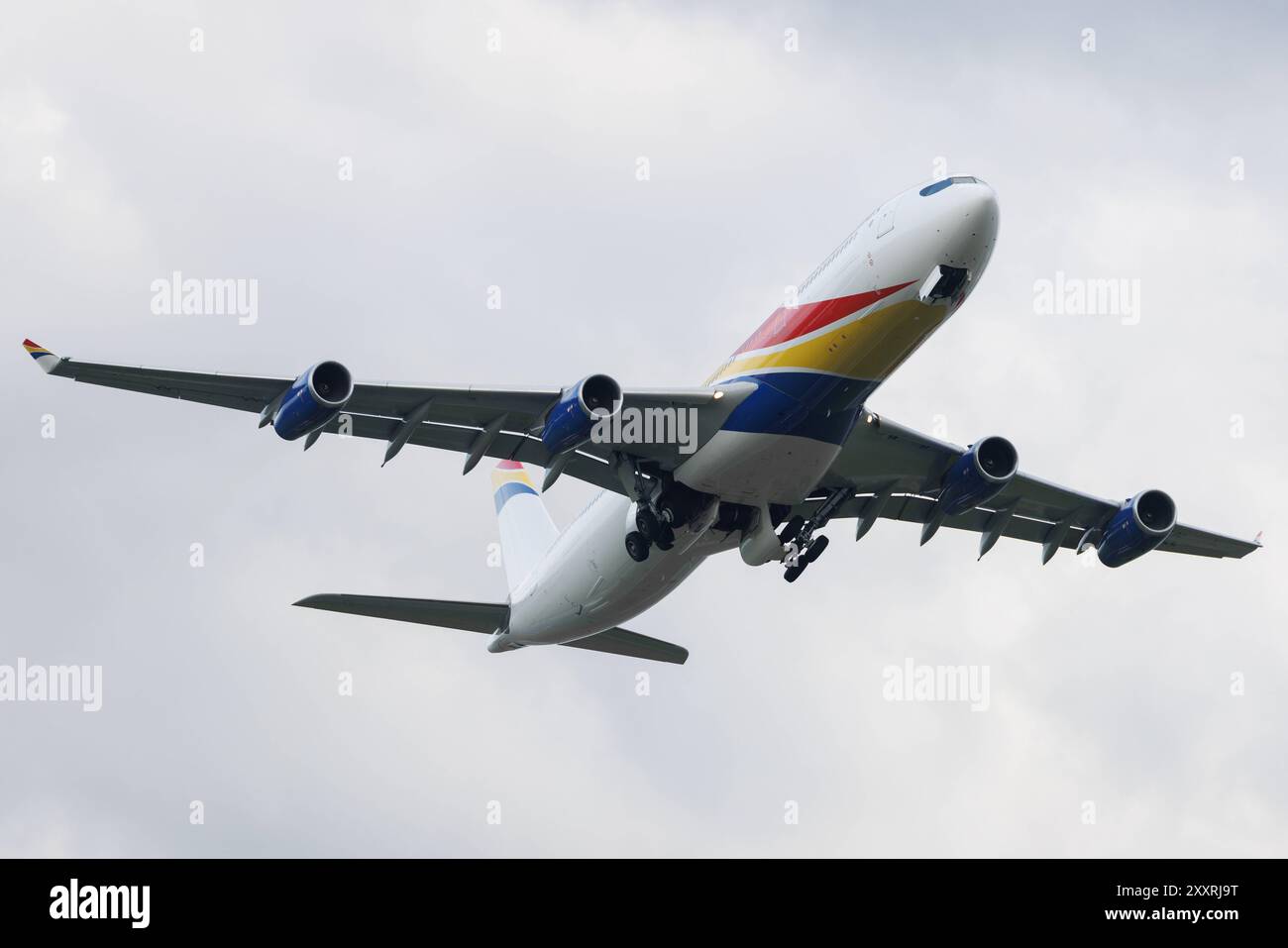 Der Airbus A340-313 A343 der Fluglinie Legend Airlines LZ / LAL mit der Registrierung YR-LRC MSN: 0844 gestartet vom Flughafen Hamburg Airport EDDH/HAM. Hamburg Hamburg Deutschland *** der Airbus A340 313 A343 von Legend Airlines LZ LAL mit der Registrierung YR LRC MSN 0844 startet vom Flughafen Hamburg Hamburg Hamburg Deutschland Stockfoto