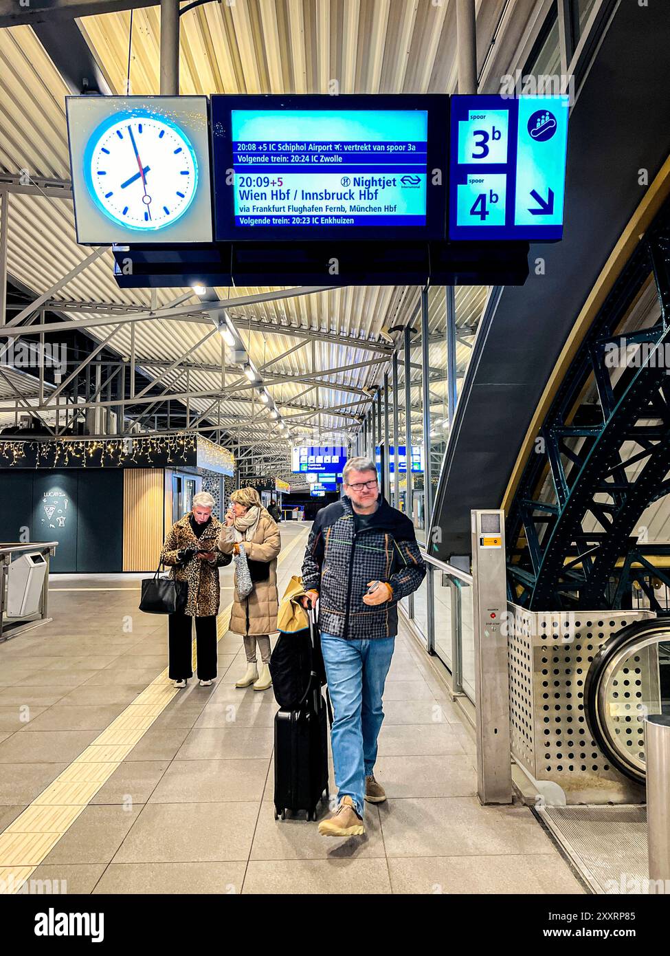 Passagiere, die in Richtung SleeperTrain nach Wien schlendern, Österreich Passagiere, die in Richtung SleeperTrain nach Wien schlendern, Österreich, am S-Hertogenbosch Bahnhof, Niederlande. Nacht- und Sleepertrains werden nach jahrelangem Abbau wieder in Betrieb genommen. Sie sind eine klimafreundliche Alternative für Flugreisen und Fliegen. Den Bosch / s-Hertogenbosch Bahnhof Noord-Brabant Nederland Copyright: XGuidoxKoppesxPhotox Stockfoto