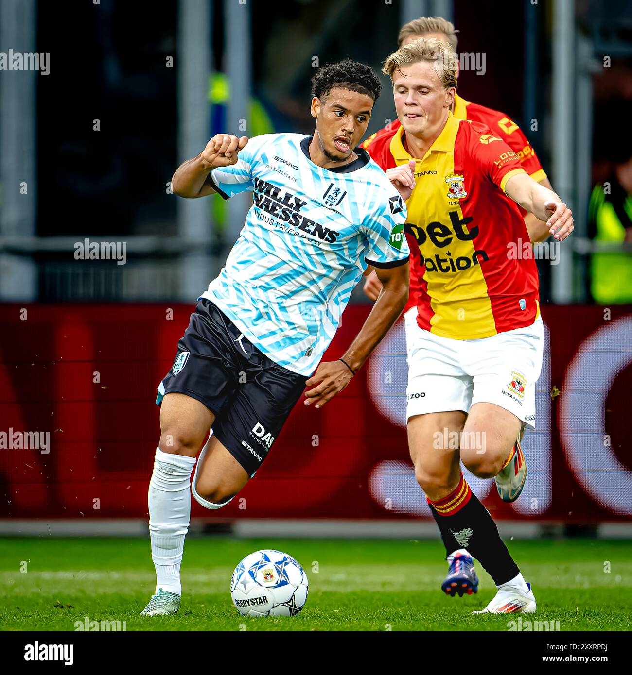 DEVENTER, Niederlande. August 2024. SPO, de Adelaarshorst, niederländische eredivisie, Saison 2024/2025, während des Spiels Go Ahead Eagles - RKC, RKC-Spieler Daouda Weidmann, Go Ahead Eagles-Spieler Soren Tengstedt Credit: Pro Shots/Alamy Live News Stockfoto