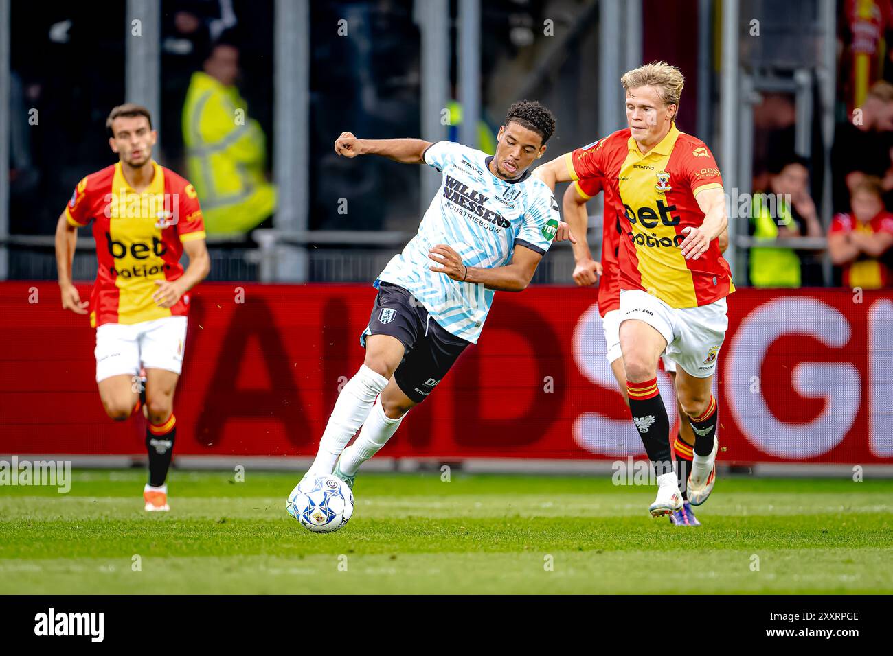 DEVENTER, Niederlande. August 2024. SPO, de Adelaarshorst, niederländische eredivisie, Saison 2024/2025, während des Spiels Go Ahead Eagles - RKC, RKC-Spieler Daouda Weidmann, Go Ahead Eagles-Spieler Soren Tengstedt Credit: Pro Shots/Alamy Live News Stockfoto