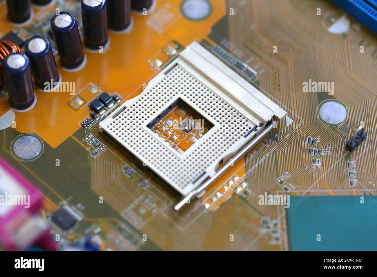 Leerer CPU-Sockel auf dem Hauptplatinenhintergrund für Design in Ihrem Arbeitscomputer-Konzept. Stockfoto
