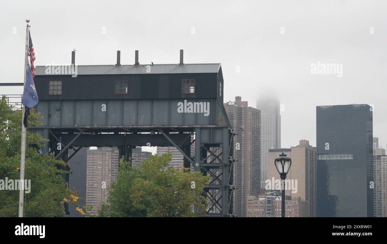 Die Skyline von New York City am Wasser, die Midtown von Manhattan, die Wolkenkratzer am Fluss am East River Water. Blick auf die Stadt am Wasser vom Gantry Plaza Dock Pier, Long Island, Queens. US-Architektur. Stockfoto