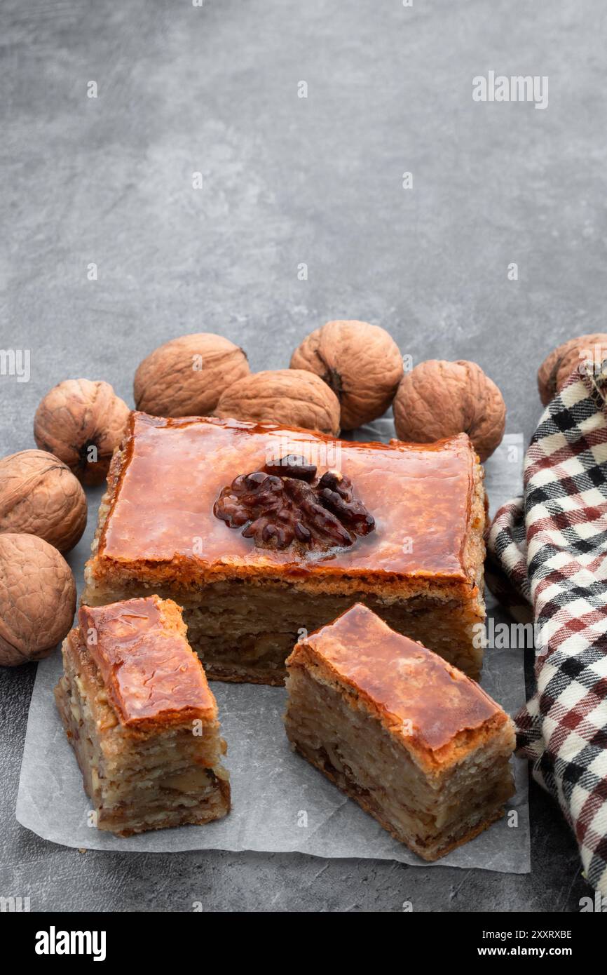 Hausgemachte Walnüsse und Honigbaklava auf grauem Hintergrund Stockfoto Hausgemachte Walnüsse und Honigbaklava auf grauem Hintergrund Stockfoto
