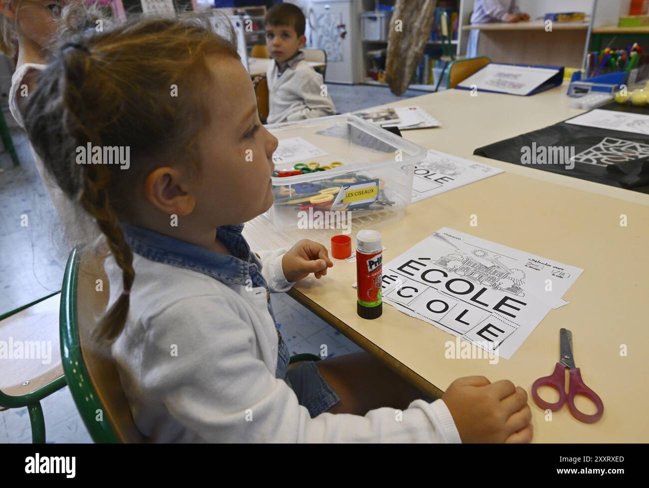 Brüssel, Belgien August 2024. Die Schüler werden am ersten Tag des neuen Schuljahres in der Schule „Ecole du Centre“ in Uccle-Ukkel, Brüssel, am Montag, den 26. August 2024, in ihrem Klassenzimmer abgebildet. Die Schüler der französischsprachigen Bildungseinrichtungen kehren heute zurück. BELGA PHOTO ERIC LALMAND Credit: Belga News Agency/Alamy Live News Stockfoto