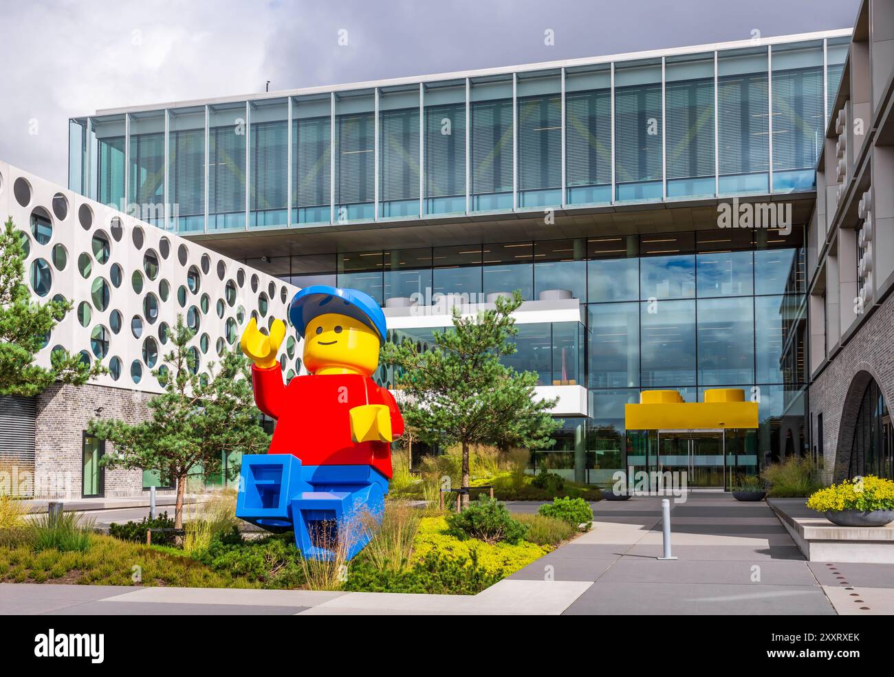 Am Eingang des Lego Campus in Billund, Dänemark, befindet sich eine riesige Lego-Minifigur. Stockfoto