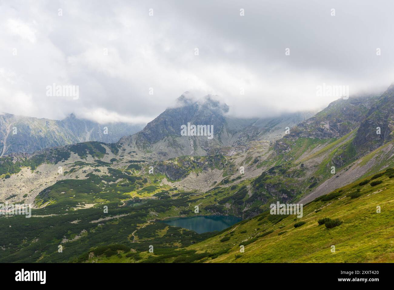 Teiche in einem Tal in der Tatra bedeckt mit Wolken - Blick von Kasprowy Wierch Stockfoto