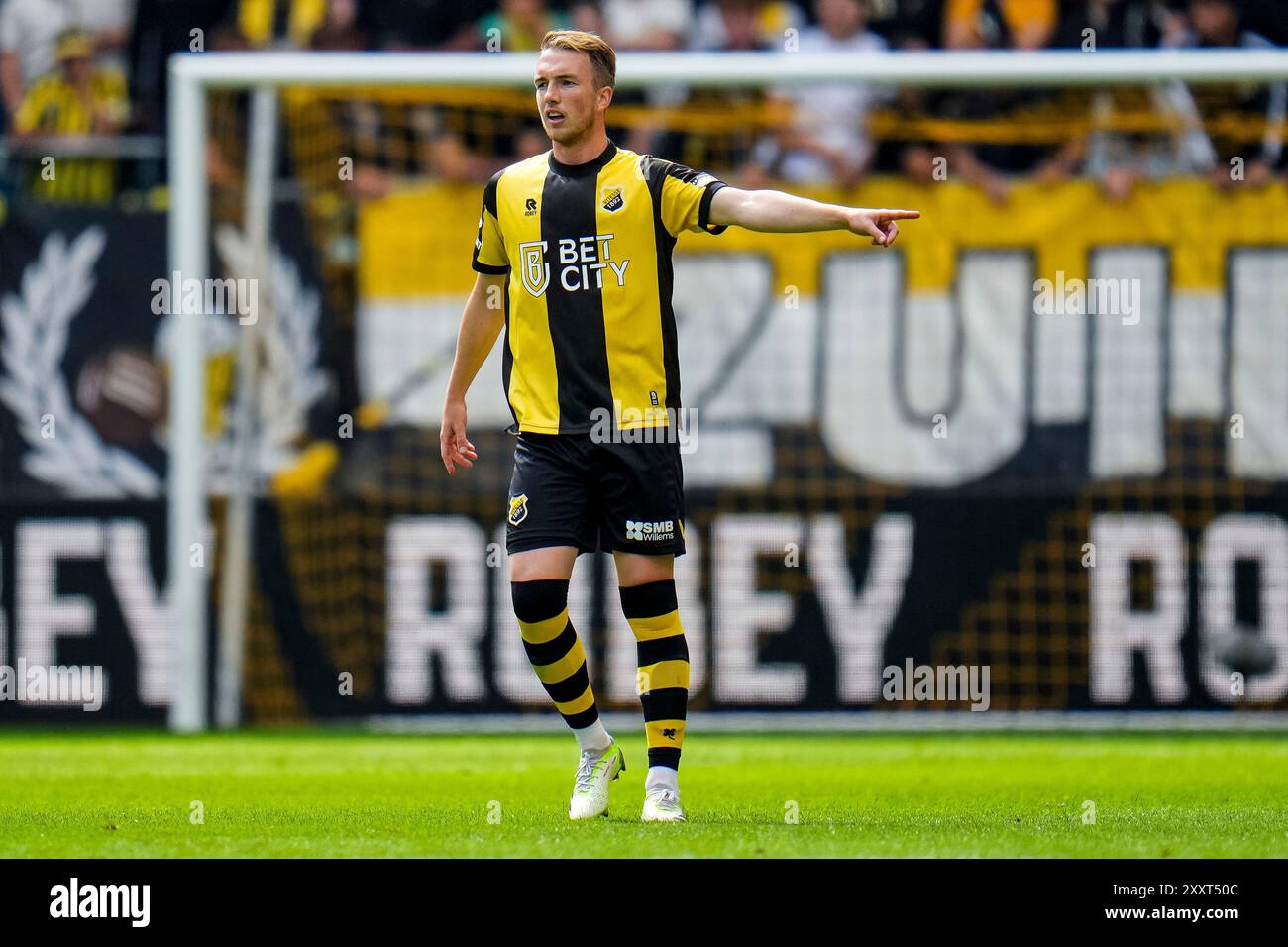 ARNHEM, NIEDERLANDE - 25. AUGUST: Justin Bakker von Vitesse Gesten während des niederländischen Keuken Kampioen Divisie Spiels zwischen Vitesse und Excelsior Rotterdam im Gelredome am 25. August 2024 in Arnhem, Niederlande. (Foto: Rene Nijhuis/Orange Pictures) Stockfoto