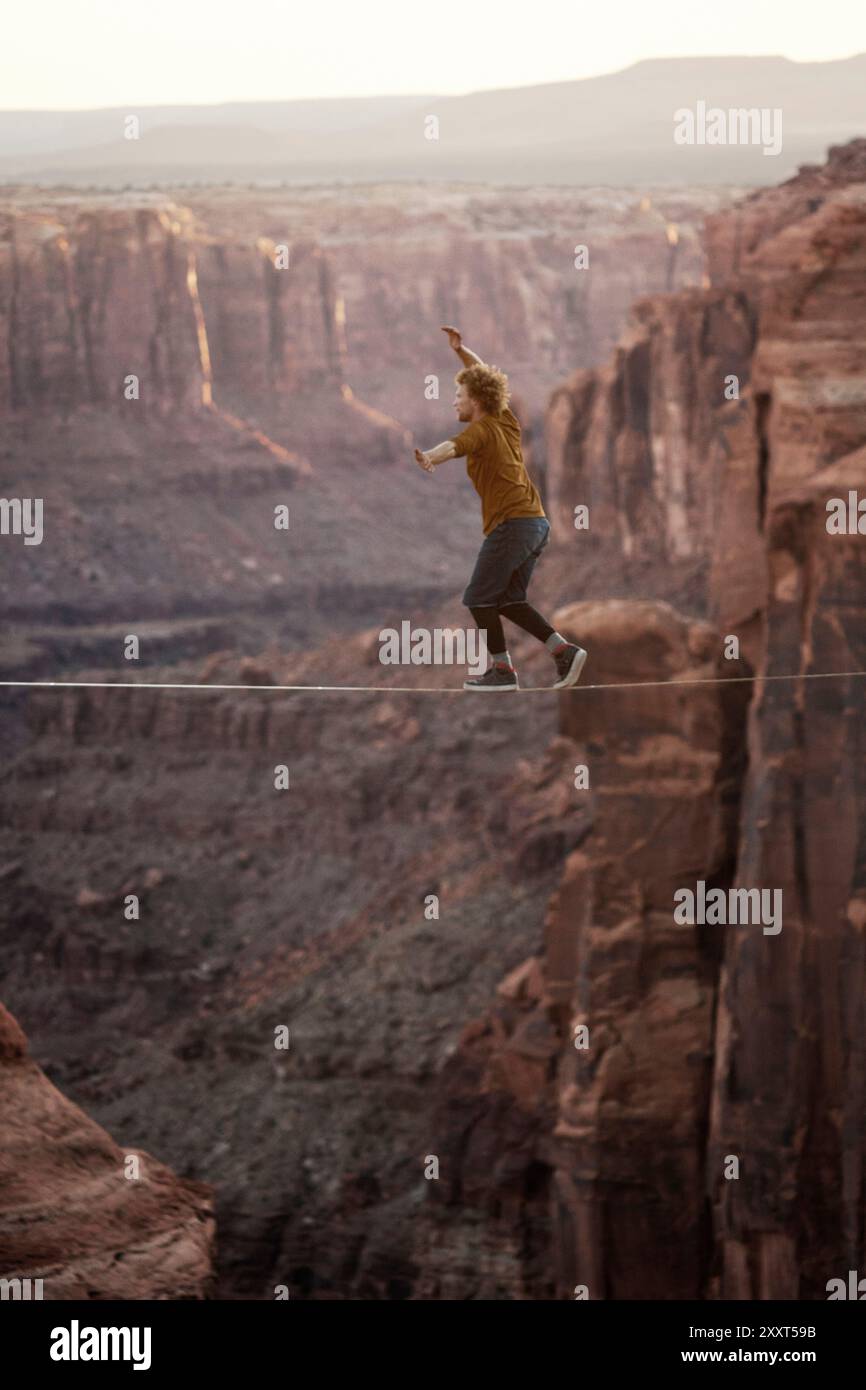 Andy Lewis geht einen Weltrekord in der Highline, allein, 180 m lang, in Moab, Utah Stockfoto