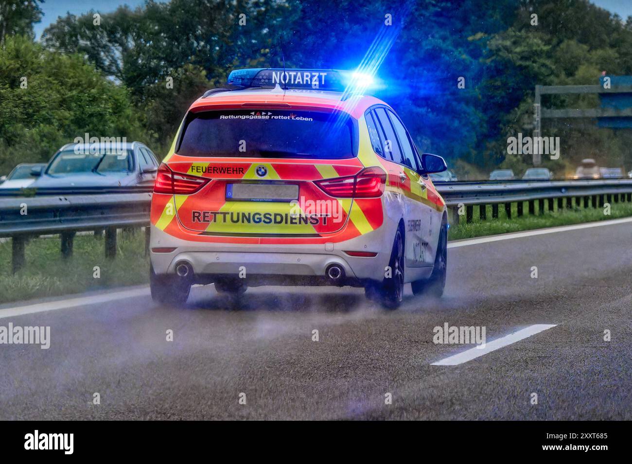 Warum Fährt Der Notarzt Hinter Dem Krankenwagen Der Rettungsdienst im Einsatz. Der Notarzt mit seinem Einsatzwagen ist