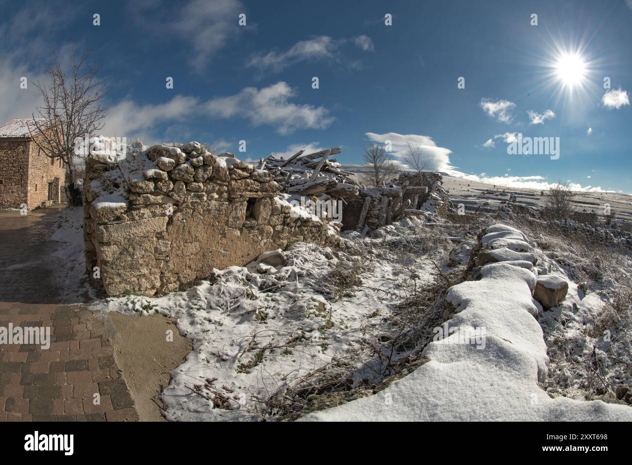 Verlassene ländliche Gebiete von Spanien mit zerstörten Häusern in verschneiten Querformat Stockfoto