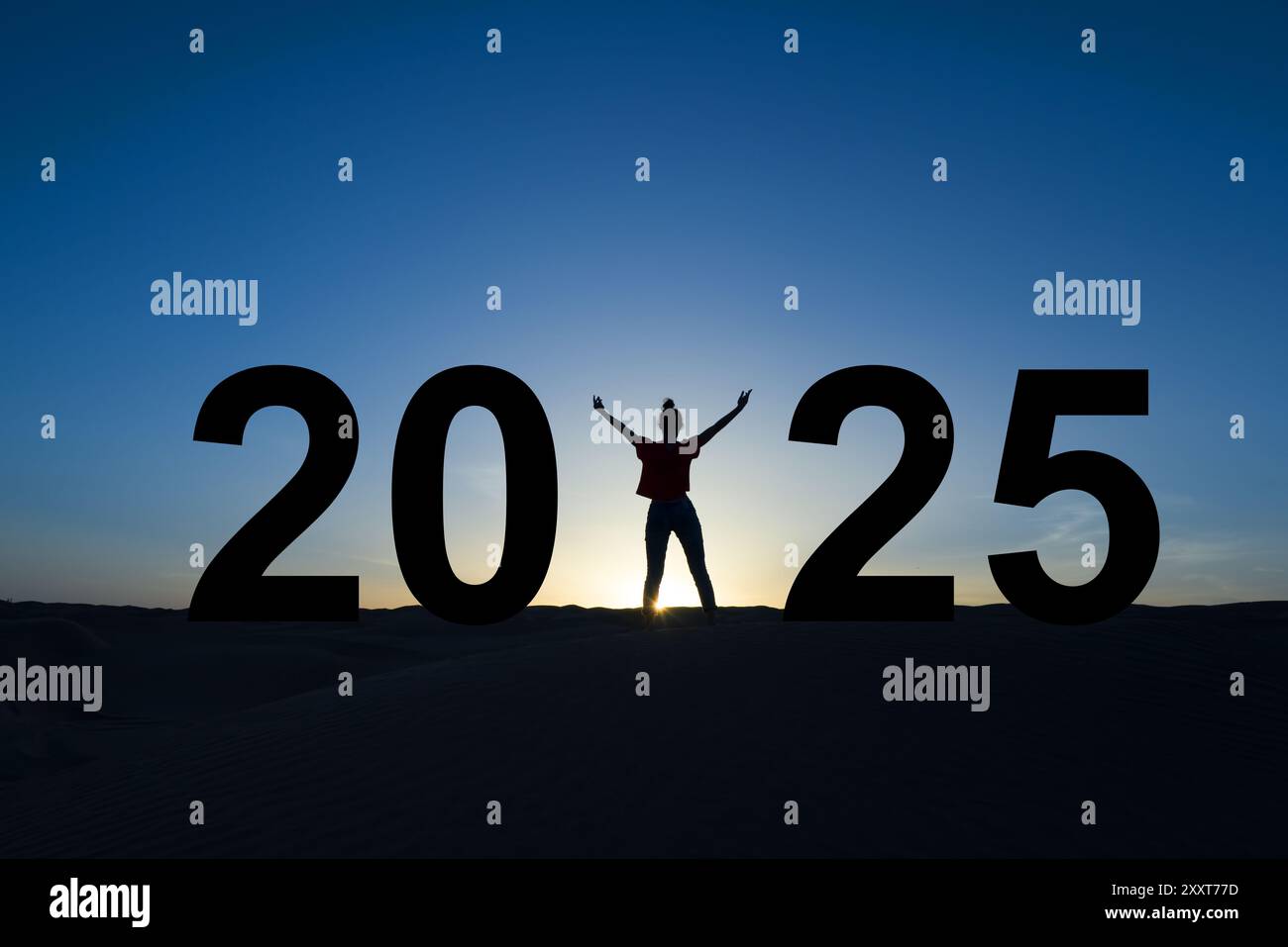 2025, Silhouette einer starken Frau, die im Sonnenaufgang steht, Neujahrsgrußkarte für Frauen Stockfoto