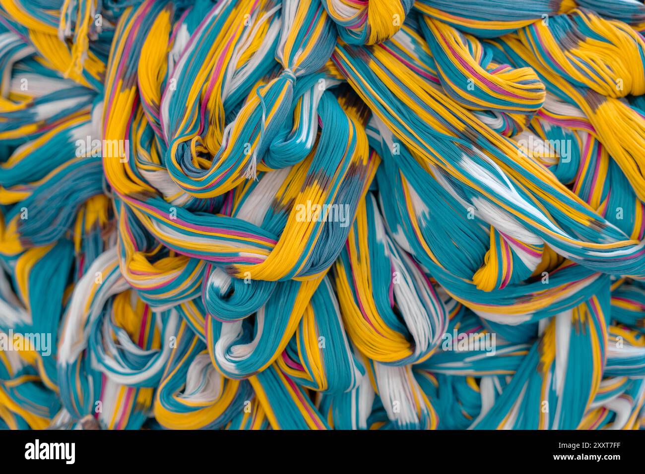 Ein Haufen buntes Garn ist in einem Chaos verdreht Stockfoto