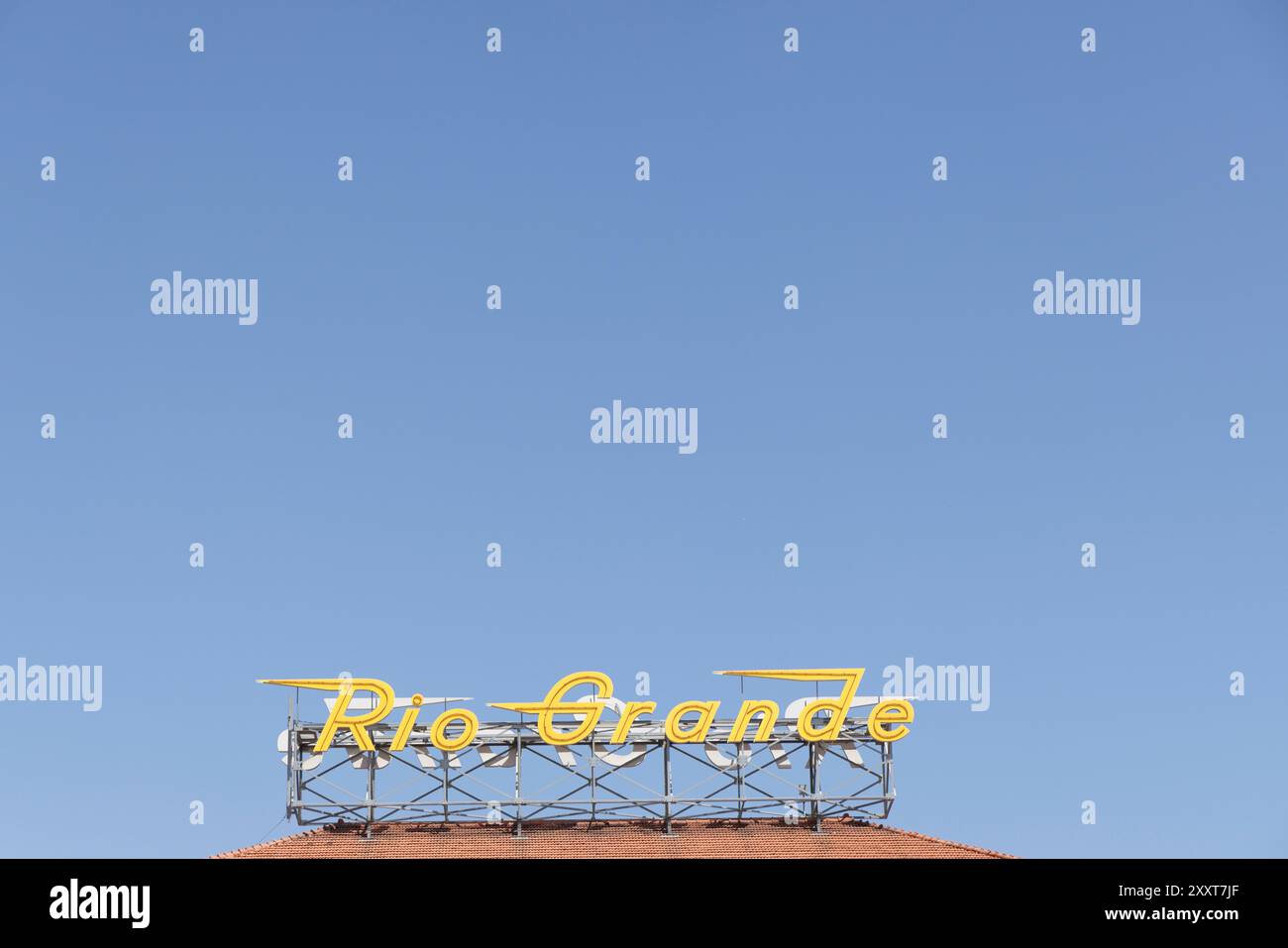 Rio Grande Bahnhofsschild mit viel blauem Himmel Hintergrund Stockfoto