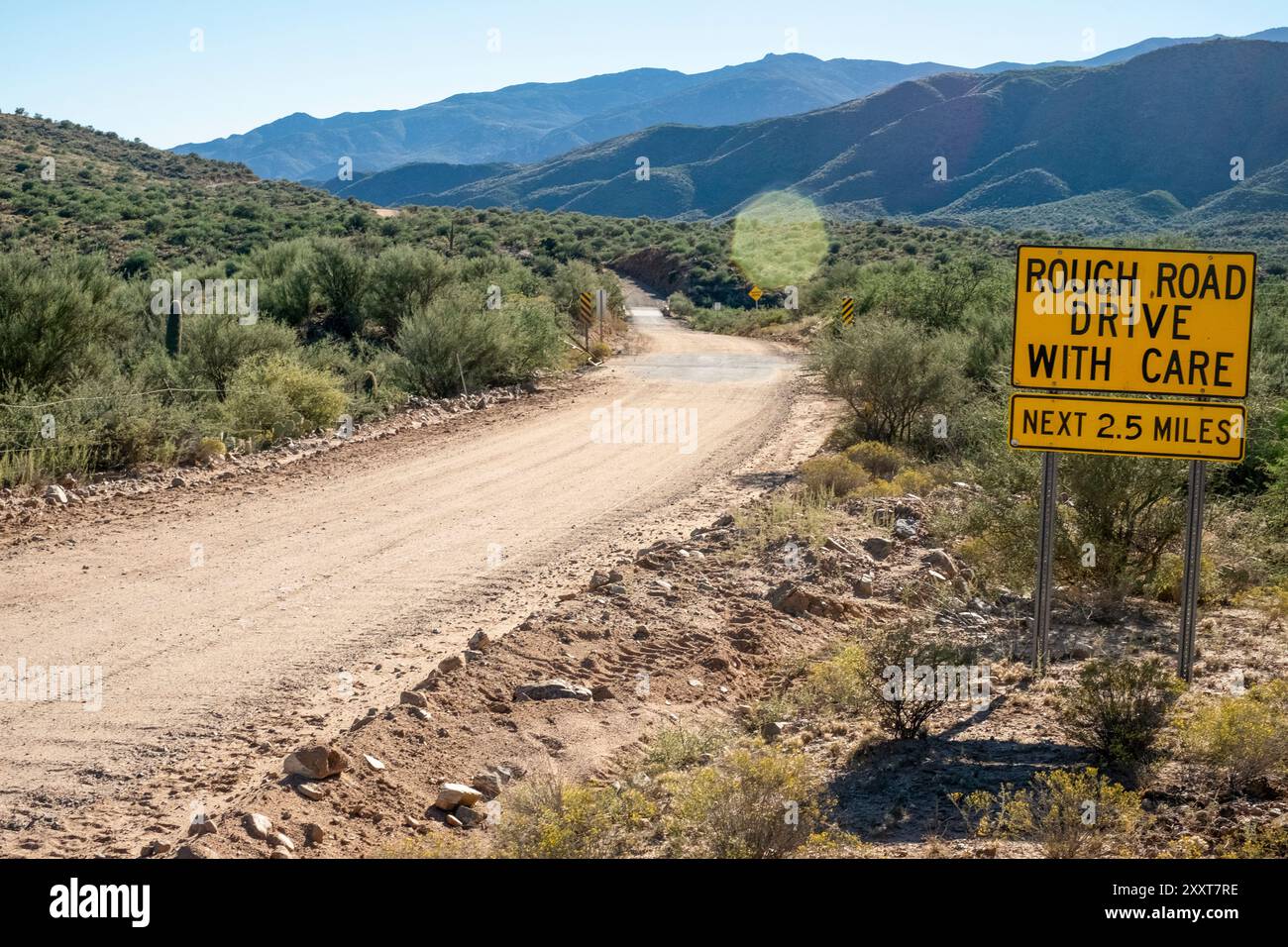 Warnschild für unbefestigte Fahrwege Stockfoto