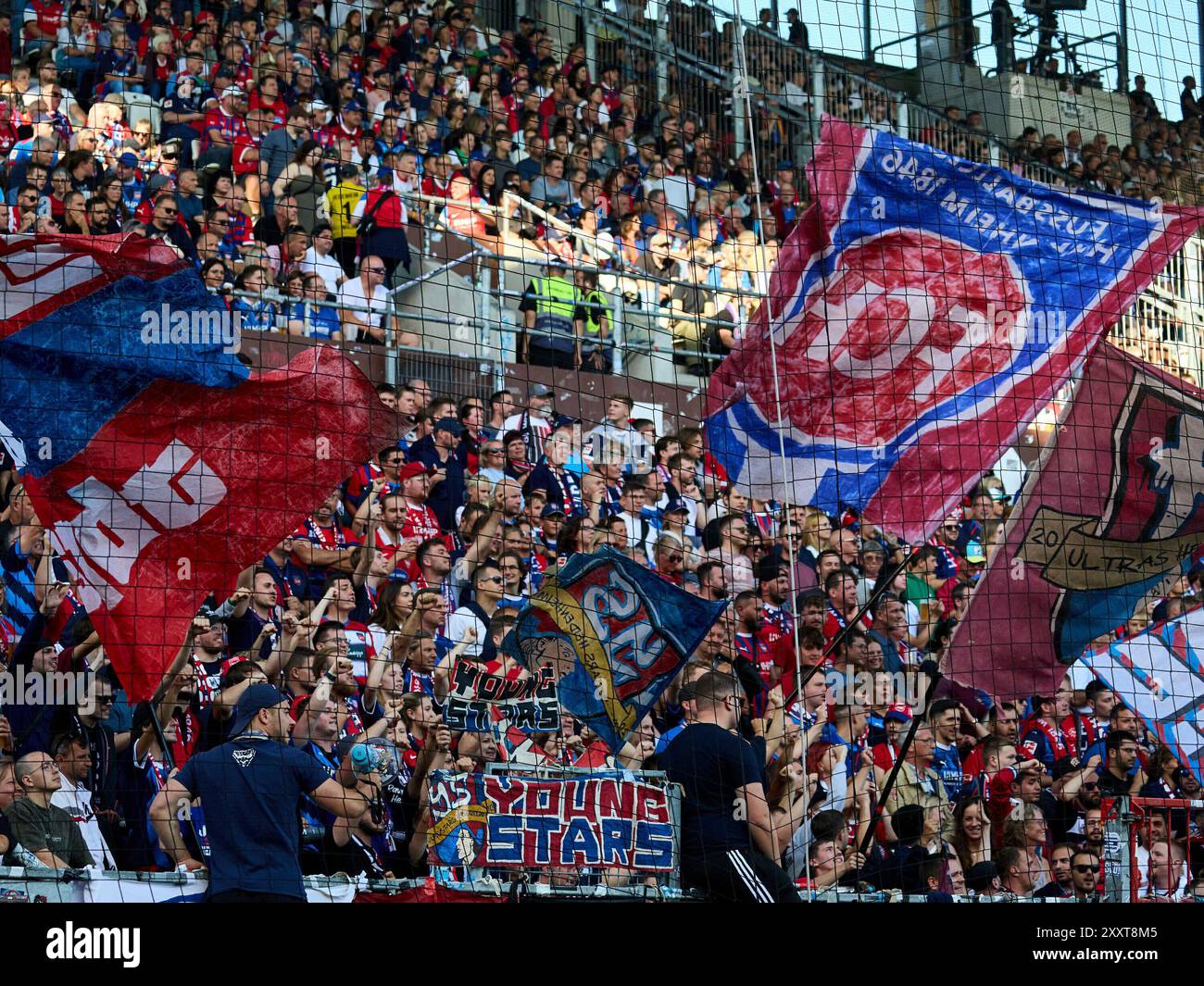 Hamburg, Deutschland. August 2024. Gaesteblock, Fans vom FC Heidenheim. FC St. Pauli vs. FC Heidenheim, 1. Bundesliga, 1. Spieltag, Fussball, Spielzeit 2024/2025, 25.08.2024 Foto: Eibner-Pressefoto/ Stephanie Zerbe DFB/DFL-VORSCHRIFTEN VERBIETEN JEDE VERWENDUNG VON FOTOGRAFIEN ALS BILDSEQUENZEN UND/ODER QUASI-VIDEO/dpa/Alamy Live News Stockfoto