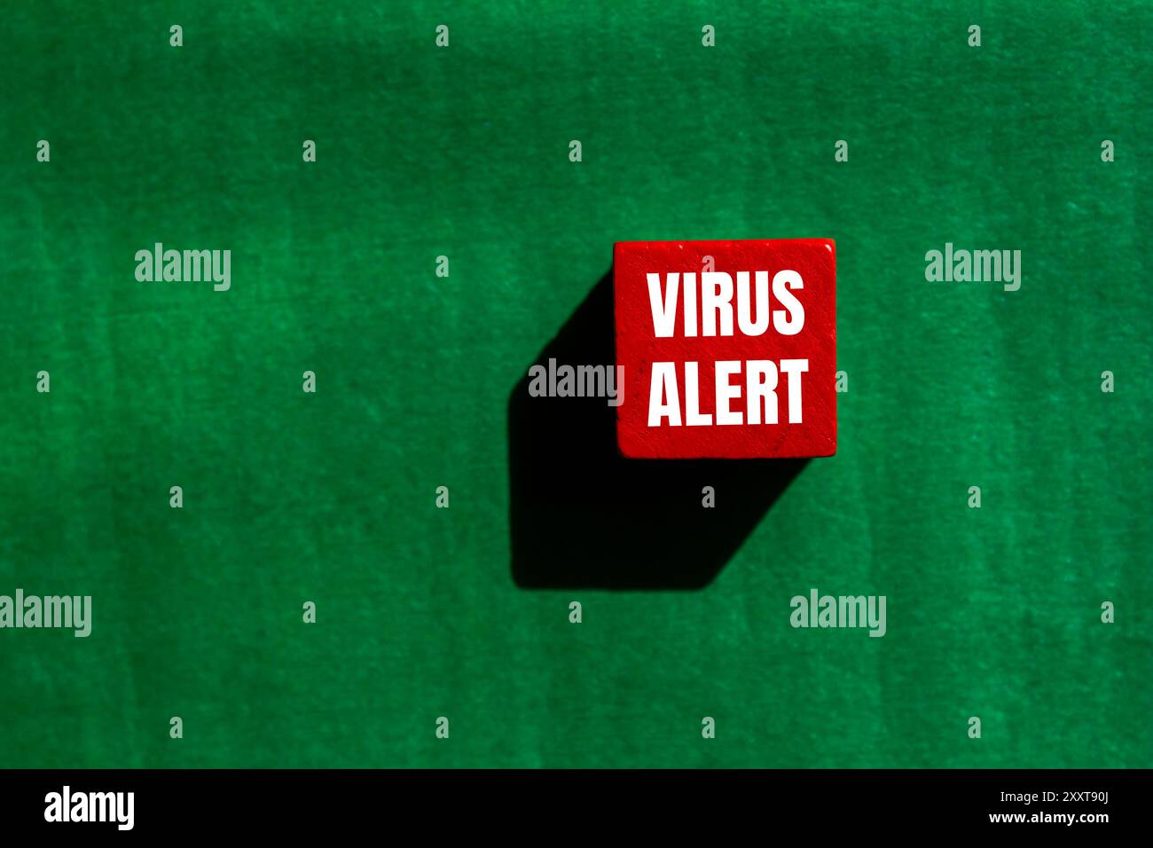 Viruswarnmeldung auf rotem Holzwürfel mit grünem Hintergrund geschrieben. Konzeptionelles Virus-Warnsymbol. Kopierbereich. Stockfoto
