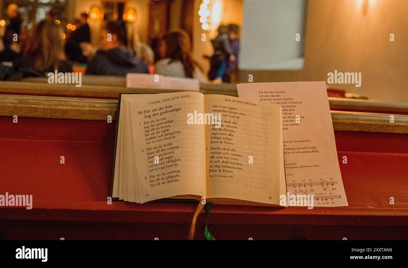 Gesangbuch in der warmen Lichtkirche Stockfoto