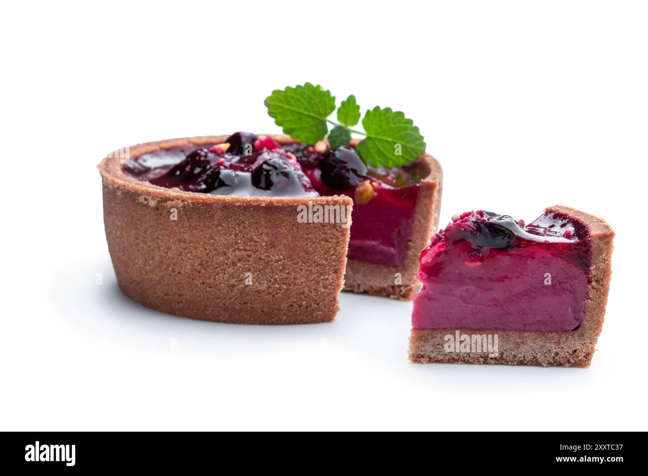Kleine Kuchen mit Johannisbeere isoliert auf weiß Stockfoto Kleine Kuchen mit Johannisbeere isoliert auf weiß Stockfoto