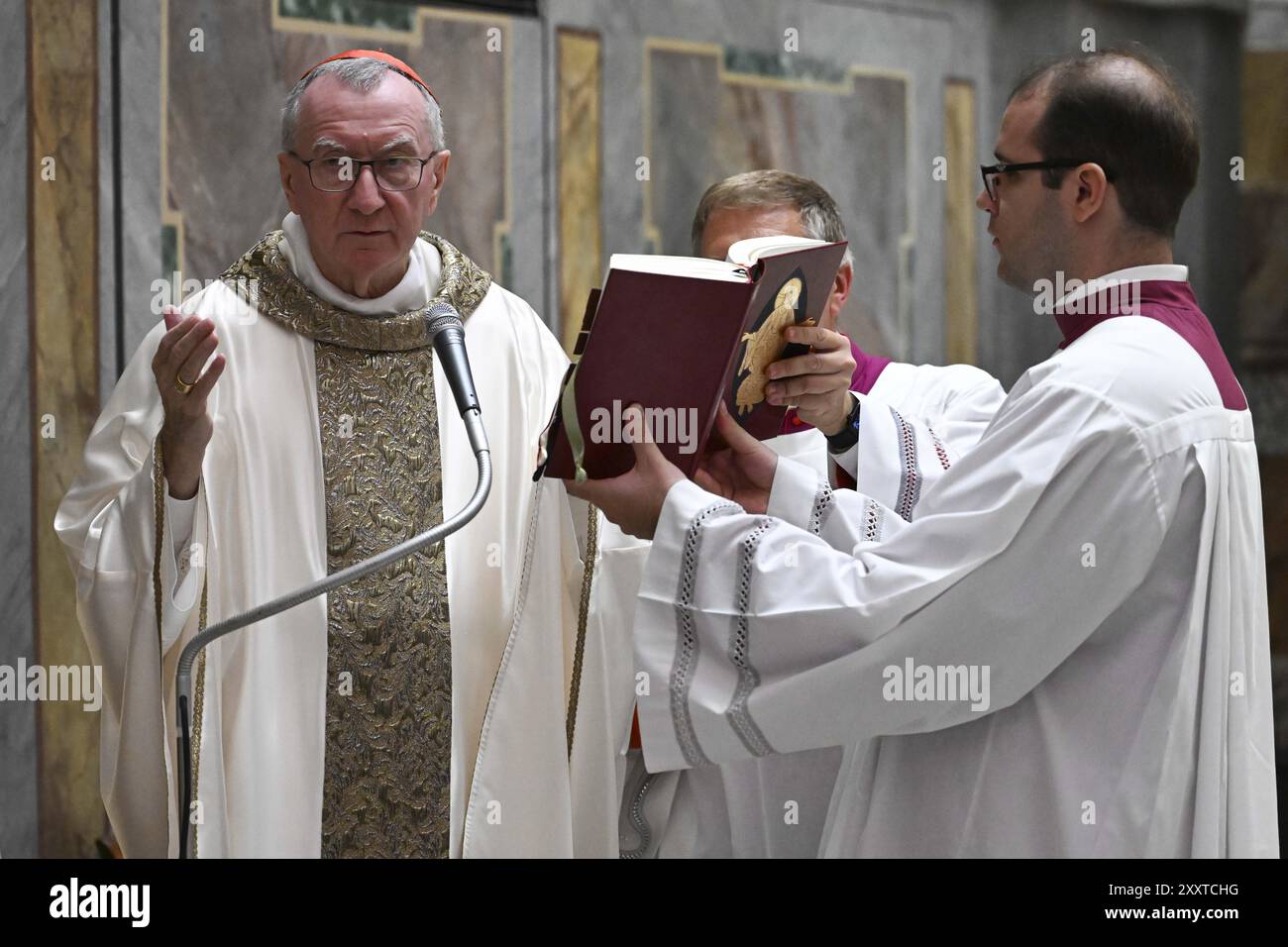 **NO LIBRI** Italien, Rom, Vatikan, 2024/8/26. Kardinal Pietro Parolin feiert eine Messe für die Familien der Opfer der Explosion im Hafen von Beirut im Vatikan. Foto von VATIKANISCHEN MEDIEN /Katholisches Pressefoto Stockfoto