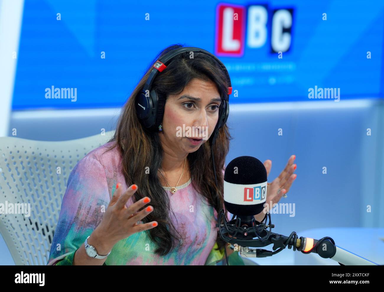 Die ehemalige Innenministerin Suella Braverman tritt als Gastmoderatorin in der LBC-Sendung am Vormittag in den Global Studios im Zentrum von London auf. Bilddatum: Montag, 26. August 2024. Stockfoto