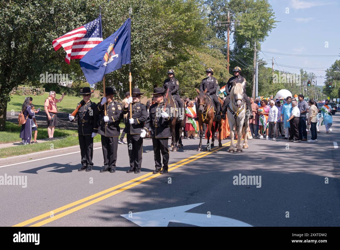 Unter der Leitung von Fahnenträgern und berittenen Polizisten beginnt die India Day Parade 2024 in New City ihre Vorrechte vor dem örtlichen Gericht. Stockfoto
