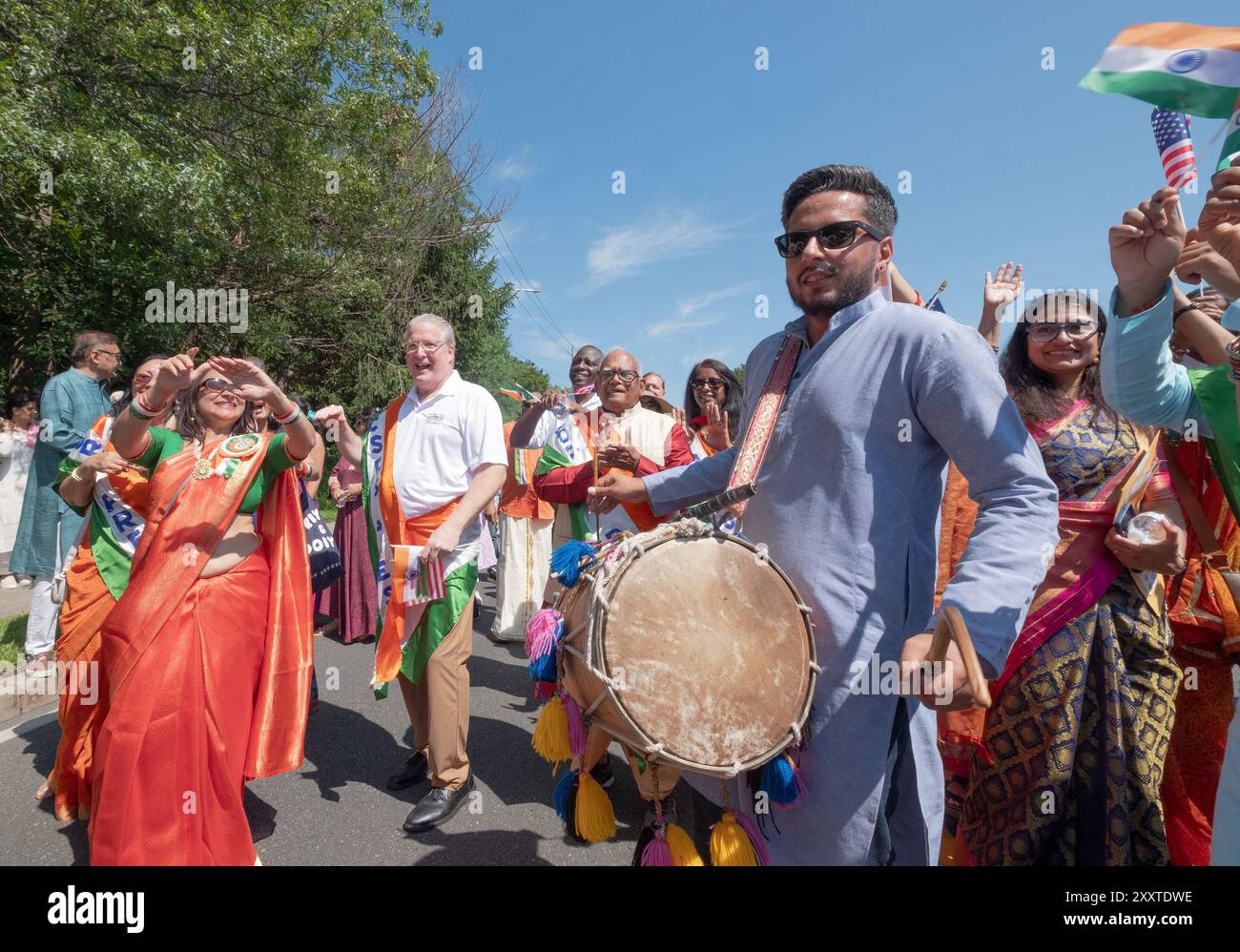 Eine fröhliche Gruppe von Demonstranten feiert den Jahrestag der Unabhängigkeit Indiens bei der New City India Day Parade im Rockland County, New York. Stockfoto