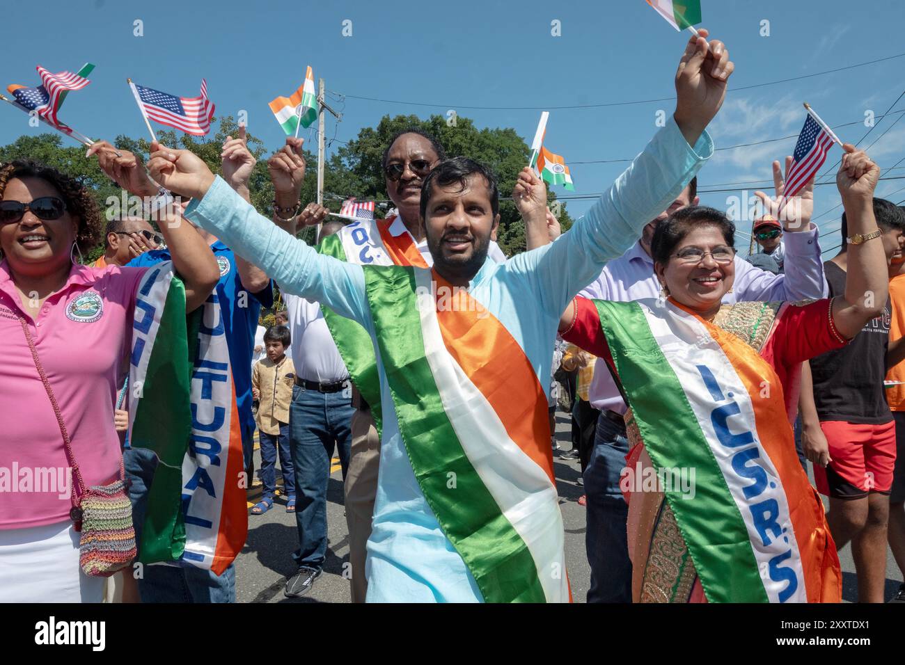 Eine fröhliche Gruppe von Demonstranten feiert den Jahrestag der Unabhängigkeit Indiens bei der New City India Day Parade im Rockland County, New York. Stockfoto