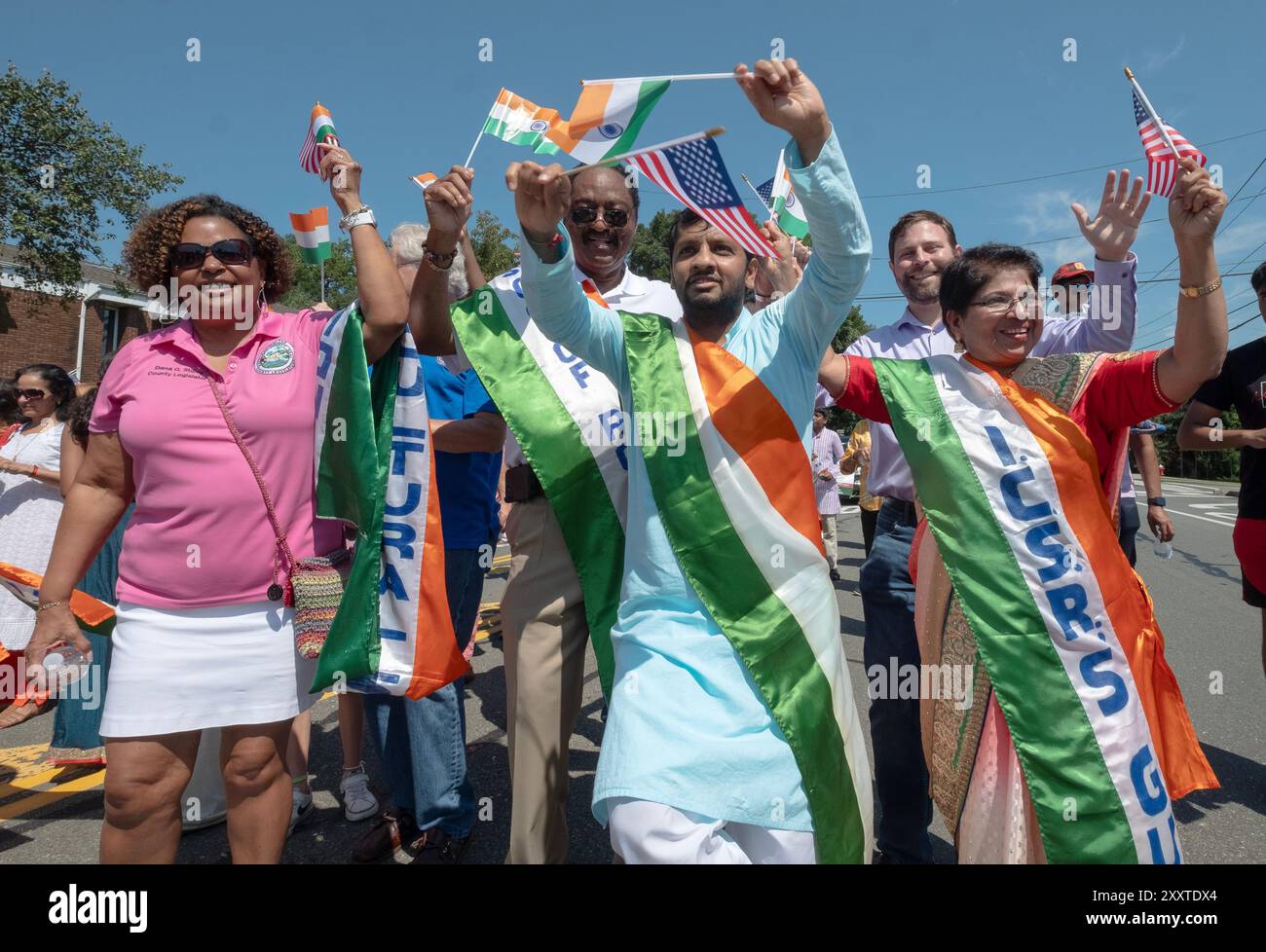 Flaggenwinker bei der India Day Parade, einige mit einem Schärpe von der India Cultural Society of Rockland. In New City, 2024. Stockfoto
