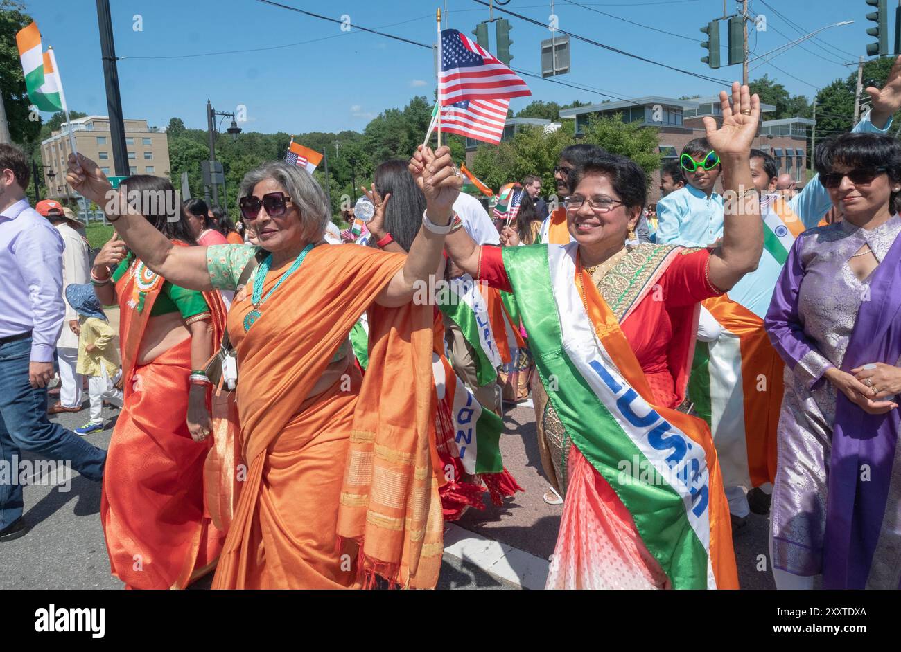 Eine fröhliche Gruppe von Demonstranten feiert den Jahrestag der Unabhängigkeit Indiens bei der New City India Day Parade im Rockland County, New York. Stockfoto