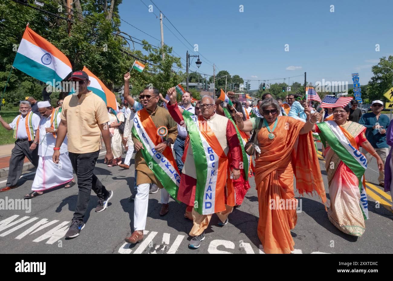 Eine fröhliche Gruppe von Demonstranten feiert den Jahrestag der Unabhängigkeit Indiens bei der New City India Day Parade im Rockland County, New York. Stockfoto