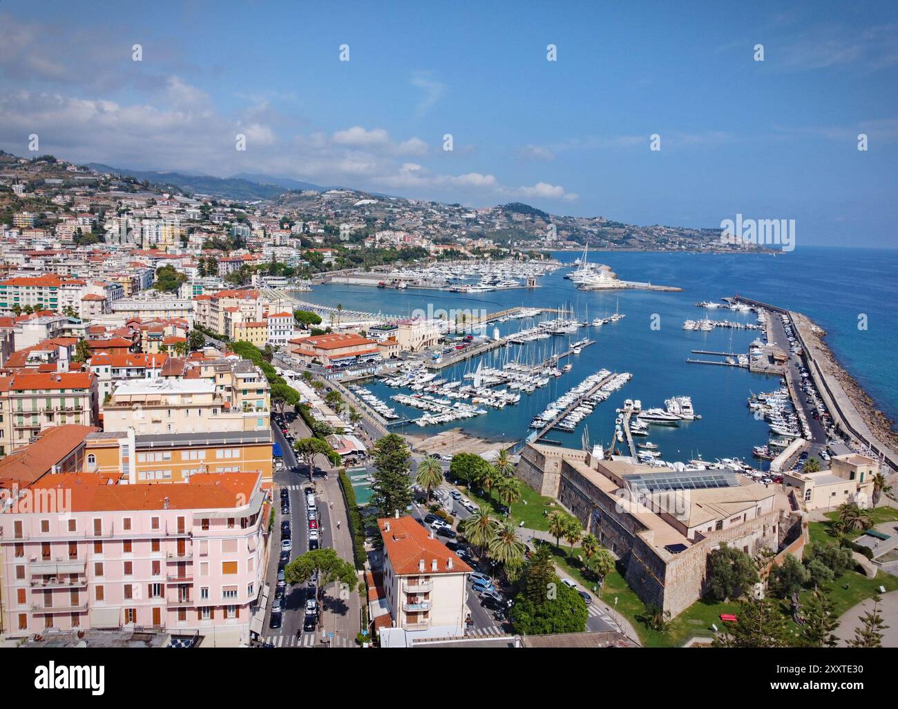 Blick aus der Vogelperspektive auf den Yachthafen Marina Portosole Sanremo im Zentrum von Sanremo, auch bekannt als die Stadt der Blumen Stockfoto