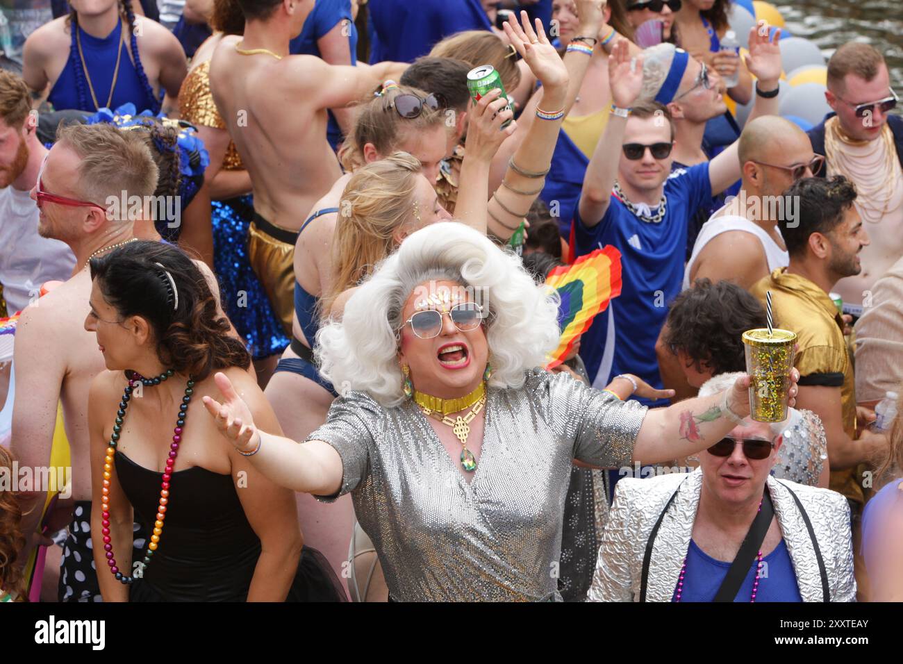 Revellers on the Boat feiert am 3. August 2024 in AMS die LGBTQIA+ Canal Pride Parade auf der Prinsengracht mit dem diesjährigen Thema „Together“ Stockfoto