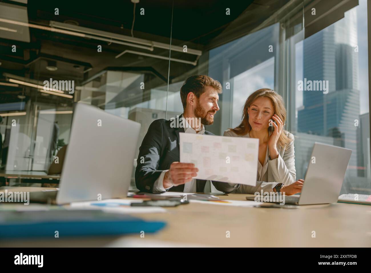 Ein Geschäftstreffen in einem modernen Büro mit einem professionellen Team, das produktive Diskussionen führt Stockfoto