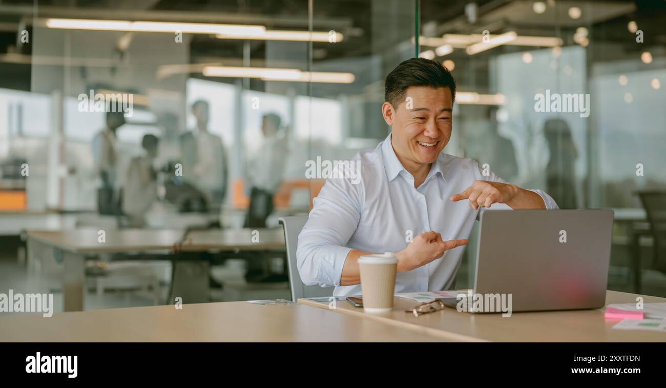 Teilnahme an einem professionellen virtuellen Meeting in einer modernen Büroumgebung Stockfoto