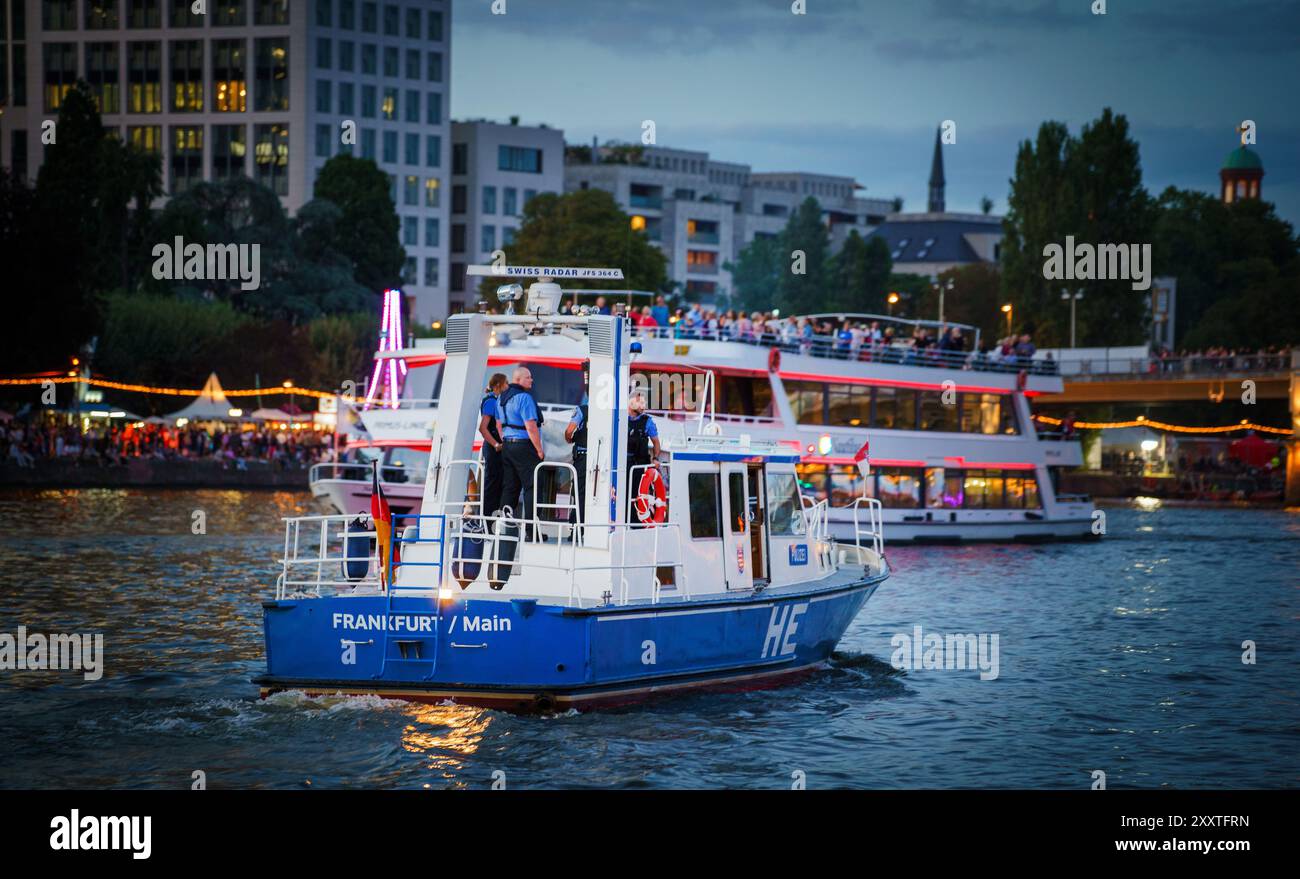 25. August 2024, Hessen, Frankfurt/Main: Auch Polizeikräfte zeigen ihre Präsenz auf dem Wasser. Mit dem Museumsuferfest (Freitag, 23. August, bis Sonntag, 25. August 2024), die Bankenstadt feierte ihre Kultur- und Museumslandschaft. Foto: Andreas Arnold/dpa Stockfoto