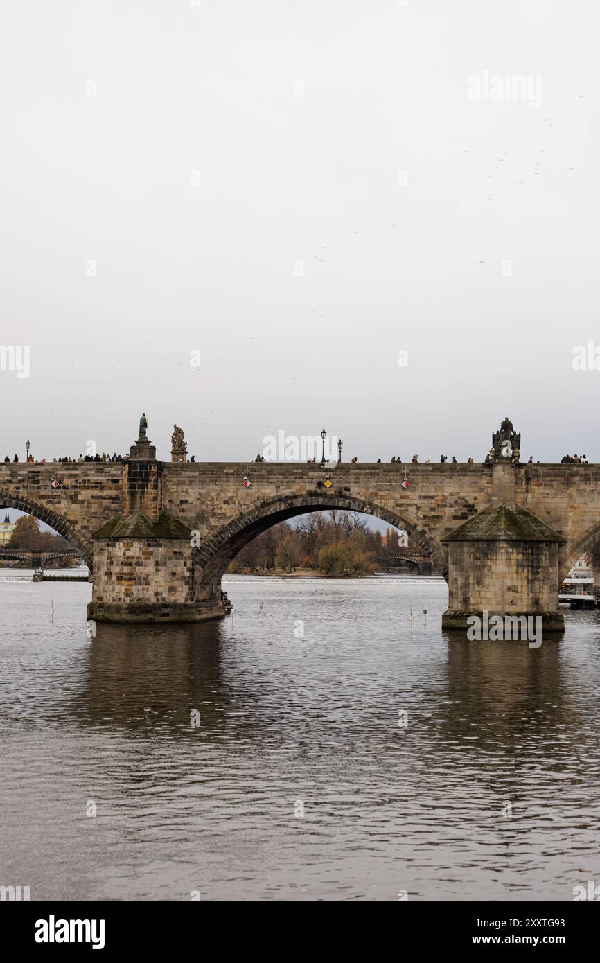 Prag, Tschechische republik - 24. November 2023: Besucher spazieren über die alte Brücke. Stockfoto