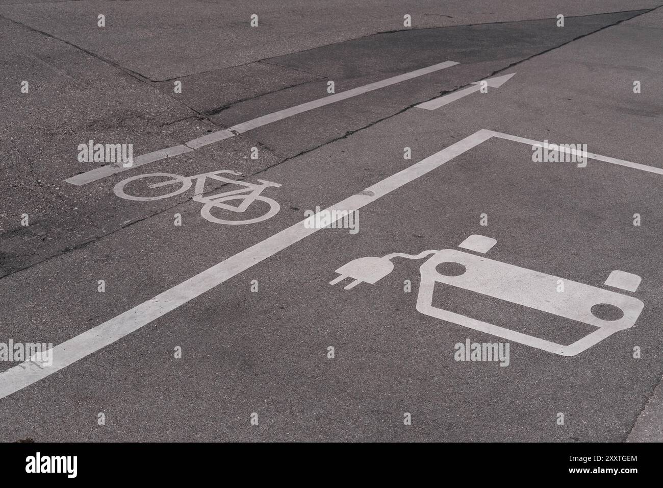 Bodenmarkierung Ladestation und Fahrradweg weiß Bodenmarkirung auf Asphalt für E-Auto Ladestation und Fahrradweg *** Bodenmarkierungen für Ladestation Stockfoto