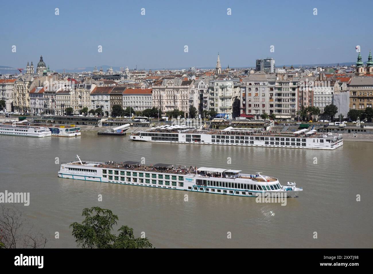 Ungarn, Budapest, Panoramablick auf die Stadt mit Kreuzfahrtschiffen auf der Donau und Elisabethbrücke im Hintergrund. Die Donau ist die zweite Stockfoto