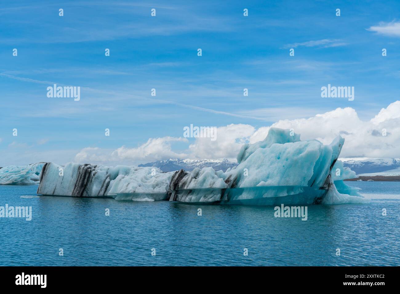 Joekulsarlon Glacier Lagoon Landschaft mit blauem Eis im Süden Islands, Hintergrund eine Bergkette mit Schnee Stockfoto