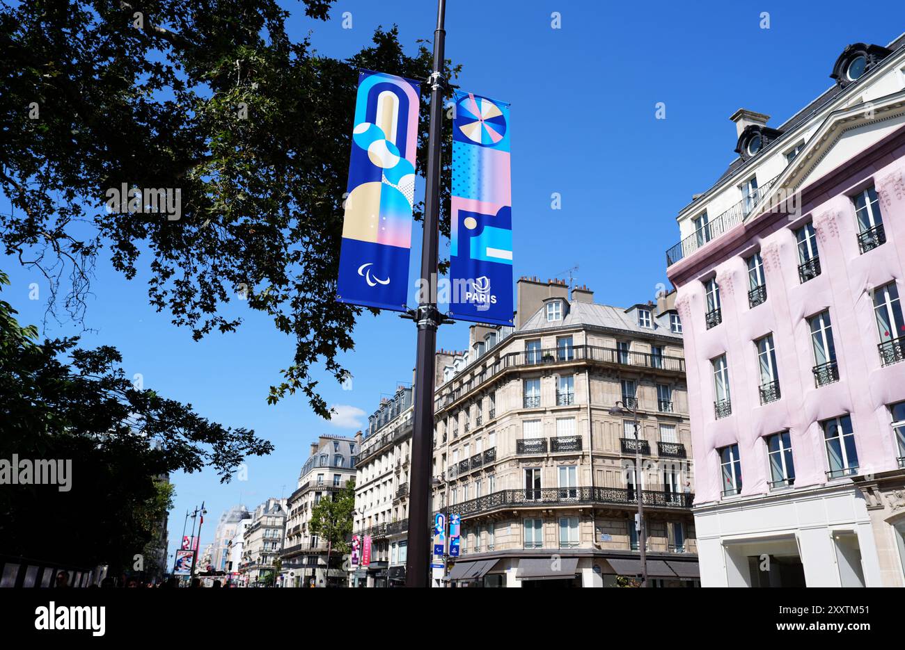 Paralympics-Beschilderung in Paris vor den Paralympischen Sommerspielen 2024. Bilddatum: Montag, 26. August 2024. Stockfoto